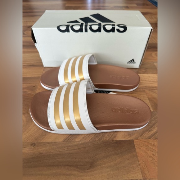 NEW Adidas Adilette Comfort White and Gold Stripe Slide Sandals Women’s Size 6 - Picture 1 of 5